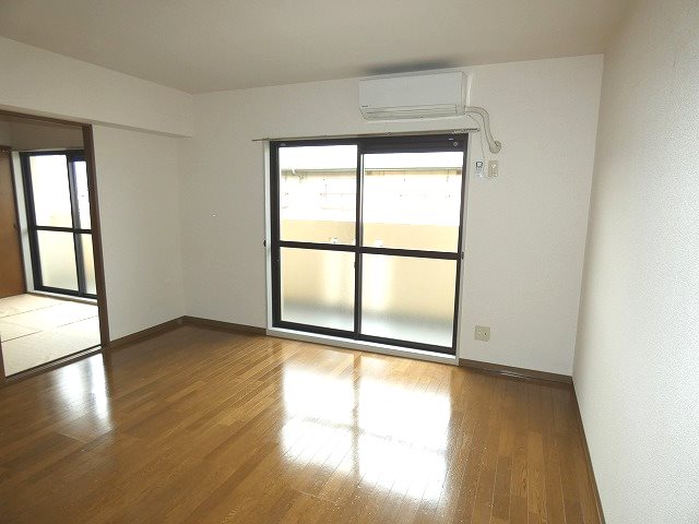 居室・リビング　参考：203号室（内装・設備が異なる場合があります。）