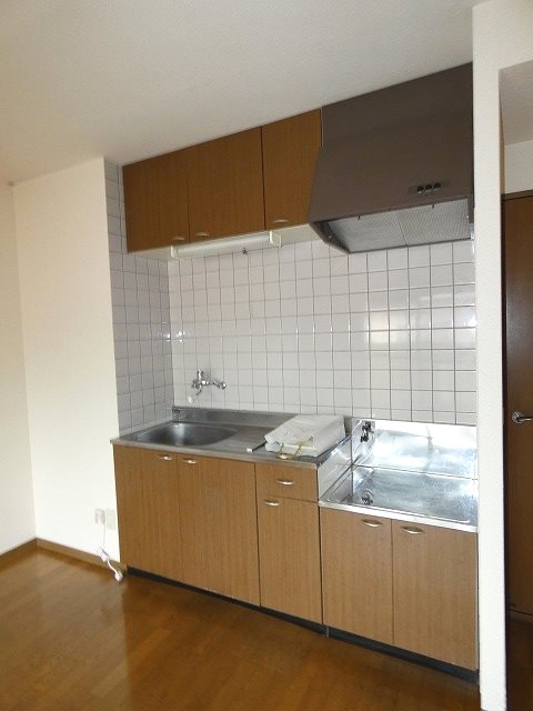 キッチン　参考：203号室（内装・設備が異なる場合があります。）