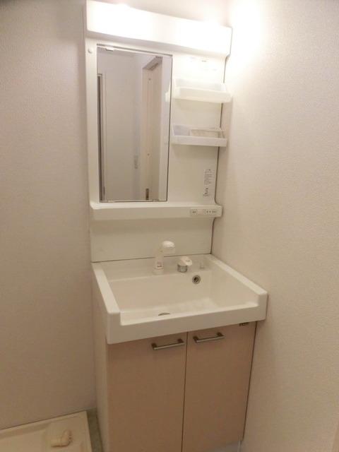 洗面設備　明るい洗面所です