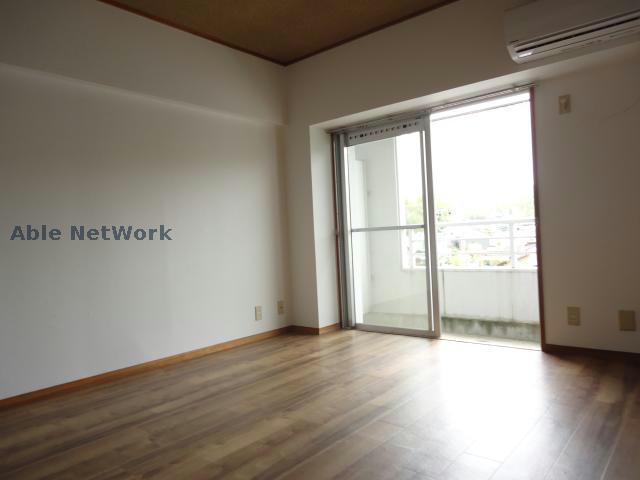 居室・リビング　同物件、別部屋の写真となります。