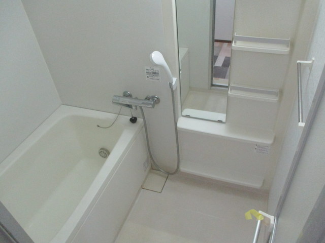 バス・シャワールーム　清潔感のあるバスルーム