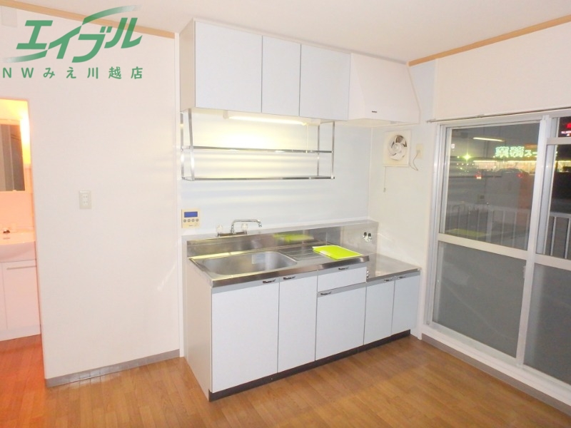 キッチン　同建物別部屋写真です