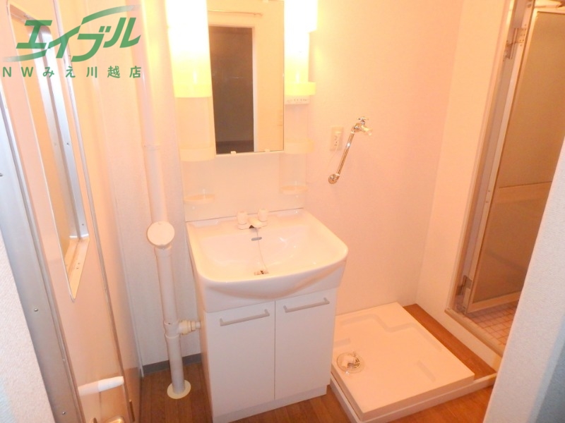 洗面設備　同建物別部屋写真です