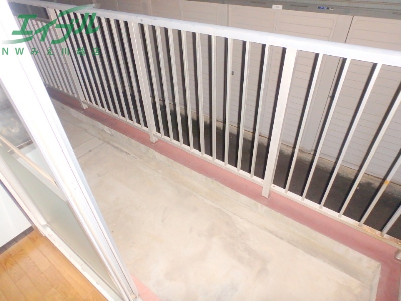 バルコニー　同建物別部屋写真です