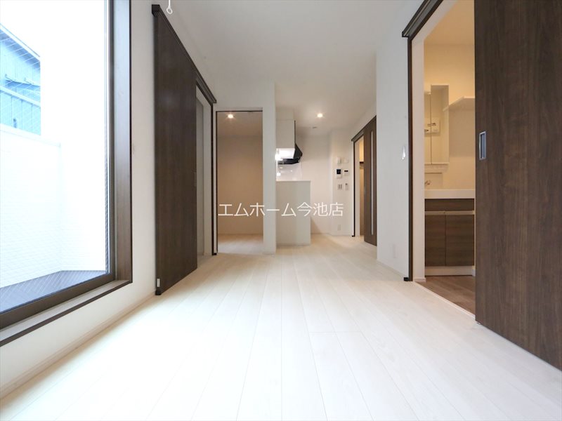 居室・リビング　LDK9.4帖　エアコン付　バルコニーに面しています