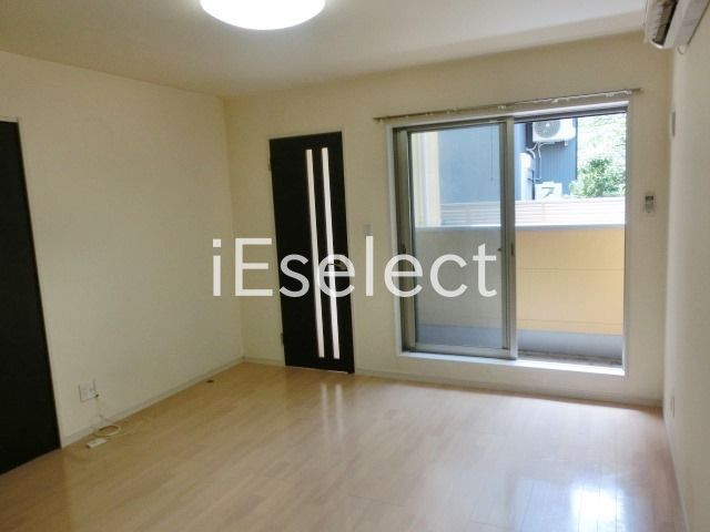 居室・リビング　広めの洋室８帖。