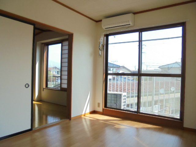 居室・リビング　※202号室のお写真です