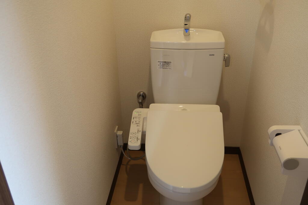 トイレ　温水洗浄便座付き！もちろん３点セパレートです。