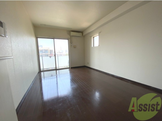 居室・リビング　１５．１帖の洋室です。広々として、きれいですね。