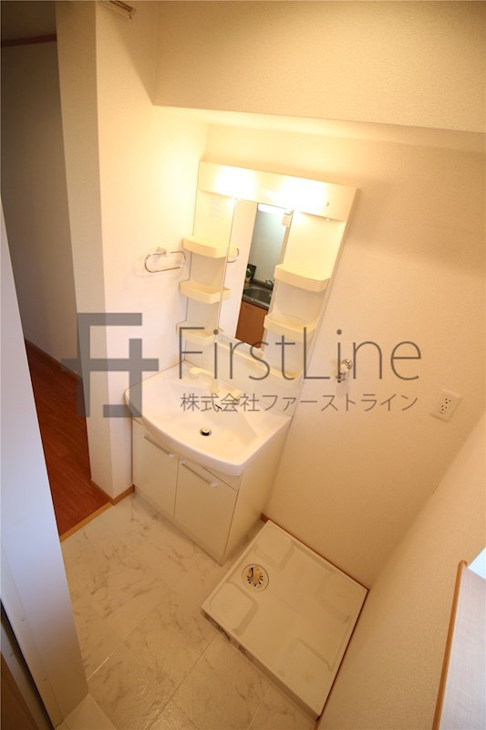 洗面設備　写真は反転タイプ