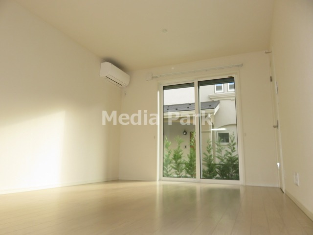 居室・リビング　同物件別のお部屋の写真です。参考写真です。