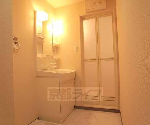 洗面設備　シャンプードレッサ付きの独立洗面台です。