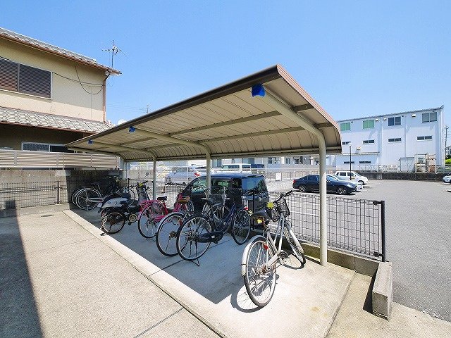 その他共有部分　屋根付き駐輪場スペース完備です