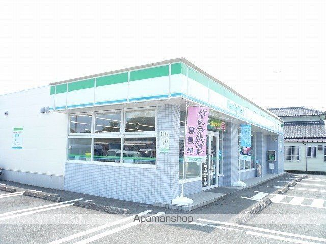 コンビニ　ファミリーマート（コンビニ）まで900m