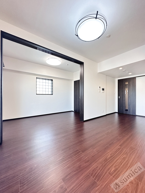 居室・リビング　内装色が異なります