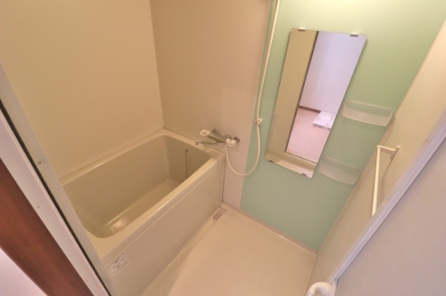 バス・シャワールーム　鏡付きバスルーム！