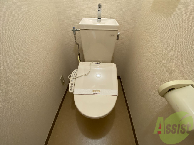 トイレ　温水洗浄便座なので快適に使用できそうですね。
