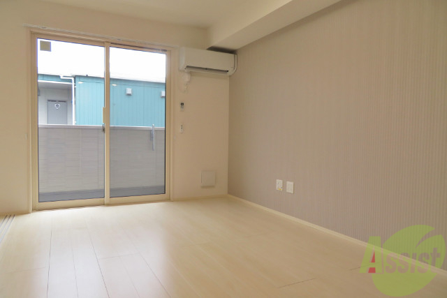 居室・リビング　白い床が眩しいお部屋です。陽当たりもいいですね。