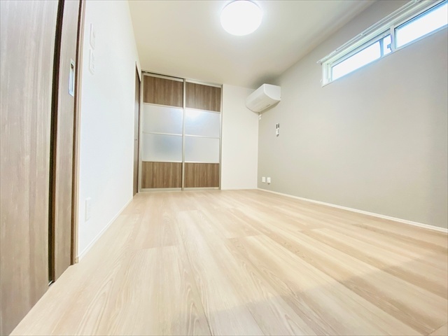 居室・リビング　同一建物内１０１号室内装写真転載