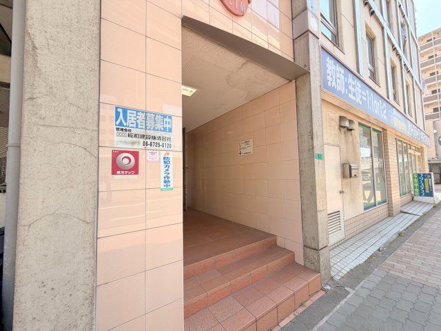 エントランス　落ち着いたエントランスです