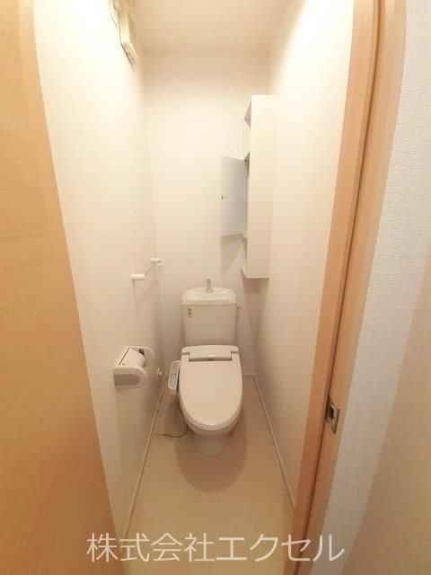 トイレ　温水暖房洗浄機能完備です。