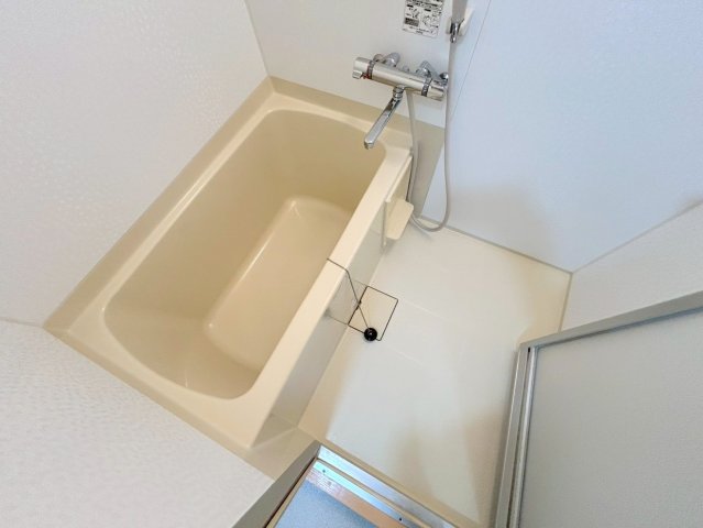 バス・シャワールーム　広めのお風呂は一日の疲れを癒してくれます。