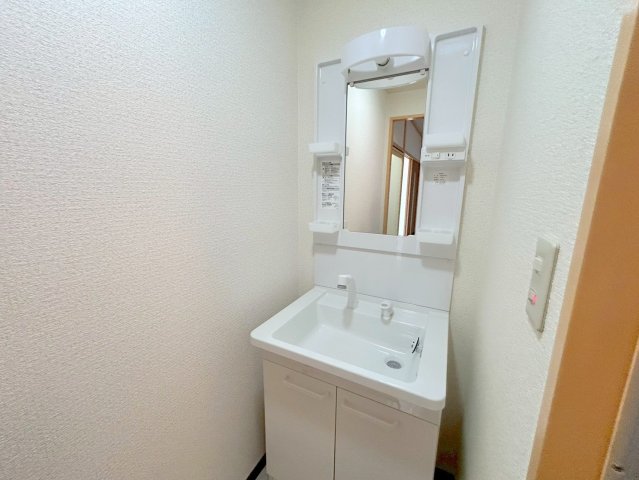 洗面設備　身支度が出来る独立洗面台です。