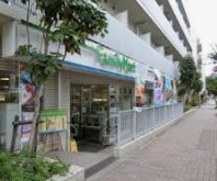 コンビニ　ファミリーマート 目黒三田通り店（コンビニ）まで569m