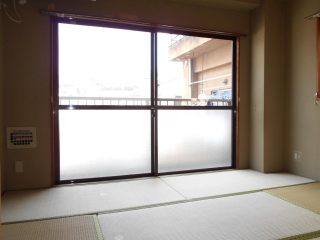 その他部屋・スペース　和室6帖はバルコニーに面した明るいお部屋です♪