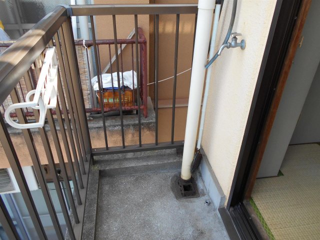 その他設備　バルコニーに洗濯機置き場があります♪