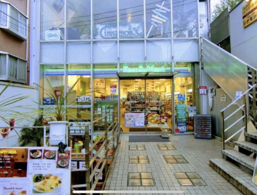 コンビニ　ファミリーマート表参道南店（コンビニ）まで209m