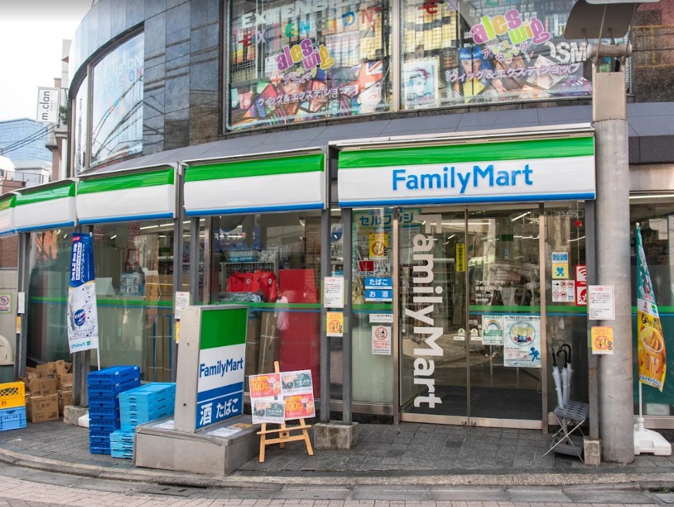 コンビニ　ファミリーマート表参道中央店（コンビニ）まで310m