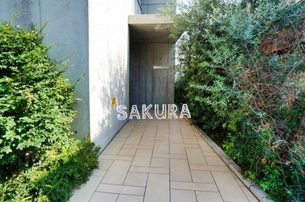 エントランス　重厚感のある建物デザイン♪