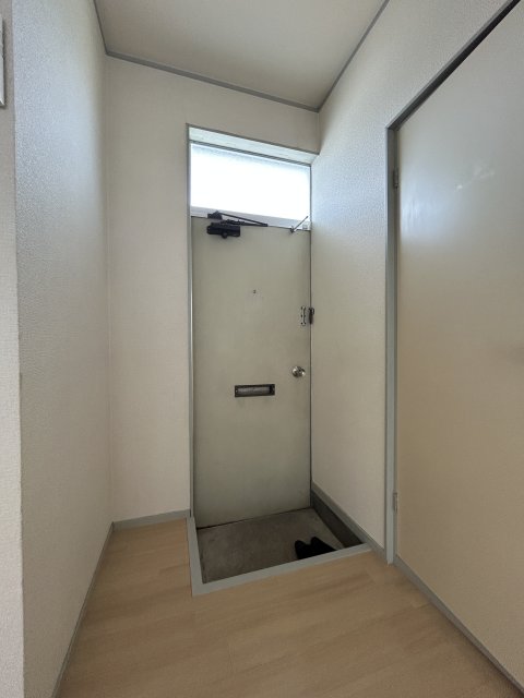 玄関　※写真は１０１号室です