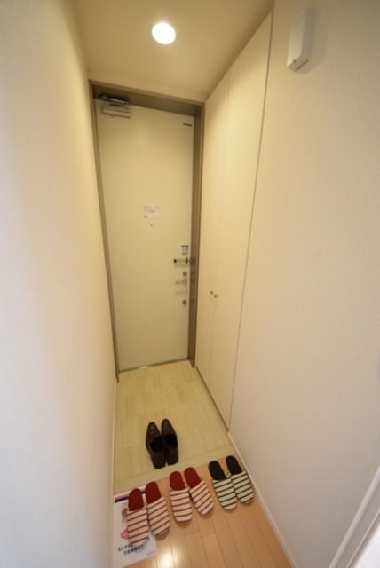 玄関　１Ｆ角部屋の写真です。