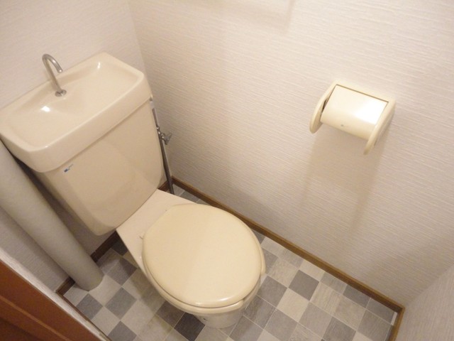 トイレ　同建物同タイプの画像を掲載中。内装工事後、現況優先とします。