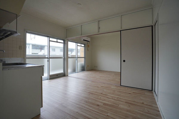 居室・リビング　同じ建物の別なお部屋