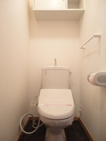トイレ　落ち着いた色調のトイレです
