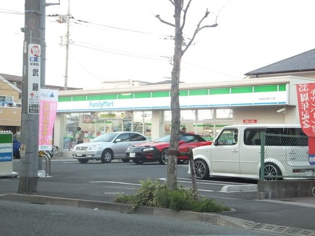 コンビニ　ファミリーマート（コンビニ）まで533m