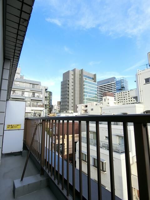 バルコニー　バルコニーからの眺めを楽しみながら食事をしませんか
