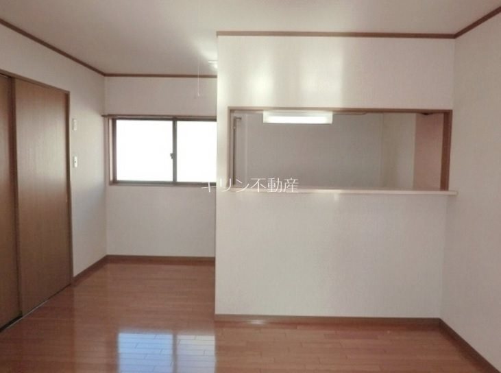 居室・リビング　同建会社同モデル。床材及び建具の色や設備等は実際の室内にてご