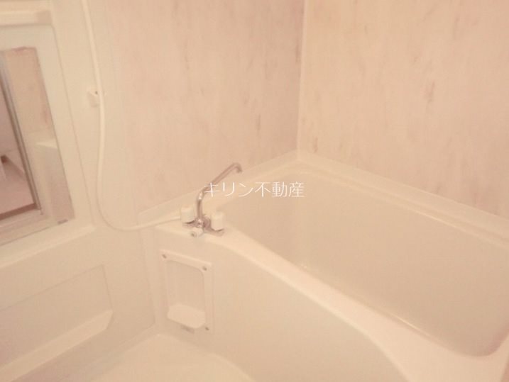 バス・シャワールーム　同建会社同モデル。床材及び建具の色や設備等は実際の室内にてご