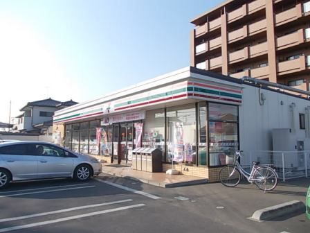 コンビニ　セブンイレブン（コンビニ）まで550m