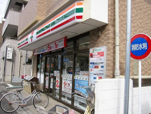 コンビニ　セブンイレブン荒川町屋駅前店（コンビニ）まで692m