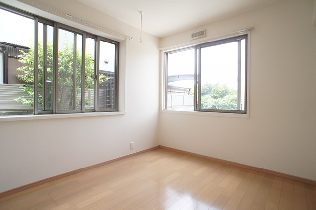 居室・リビング　２面採光なので、明るく風通しのよいお部屋です♪