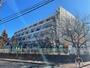 中学校　足立区立六月中学校（中学校）まで828m