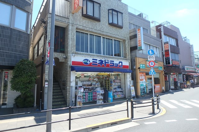 ドラックストア　ミネドラッグ西調布店（ドラッグストア）まで590m