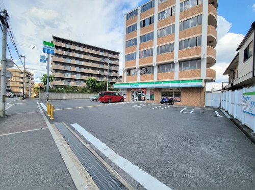 コンビニ　ファミリーマート 生駒東松ヶ丘店（コンビニ）まで401m