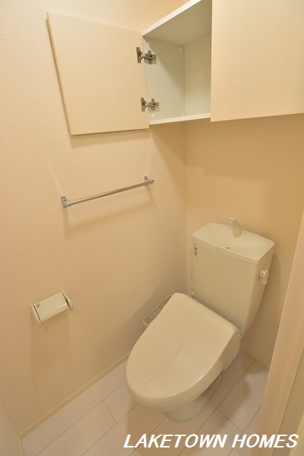 トイレ　上部に収納のある温水洗浄暖房便座付のトイレです。