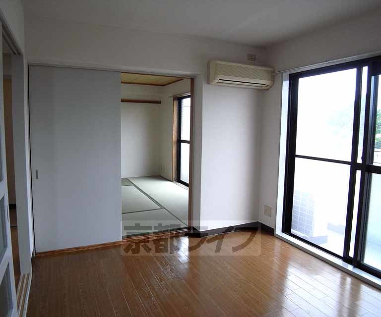 居室・リビング　光のよく入るお部屋です・